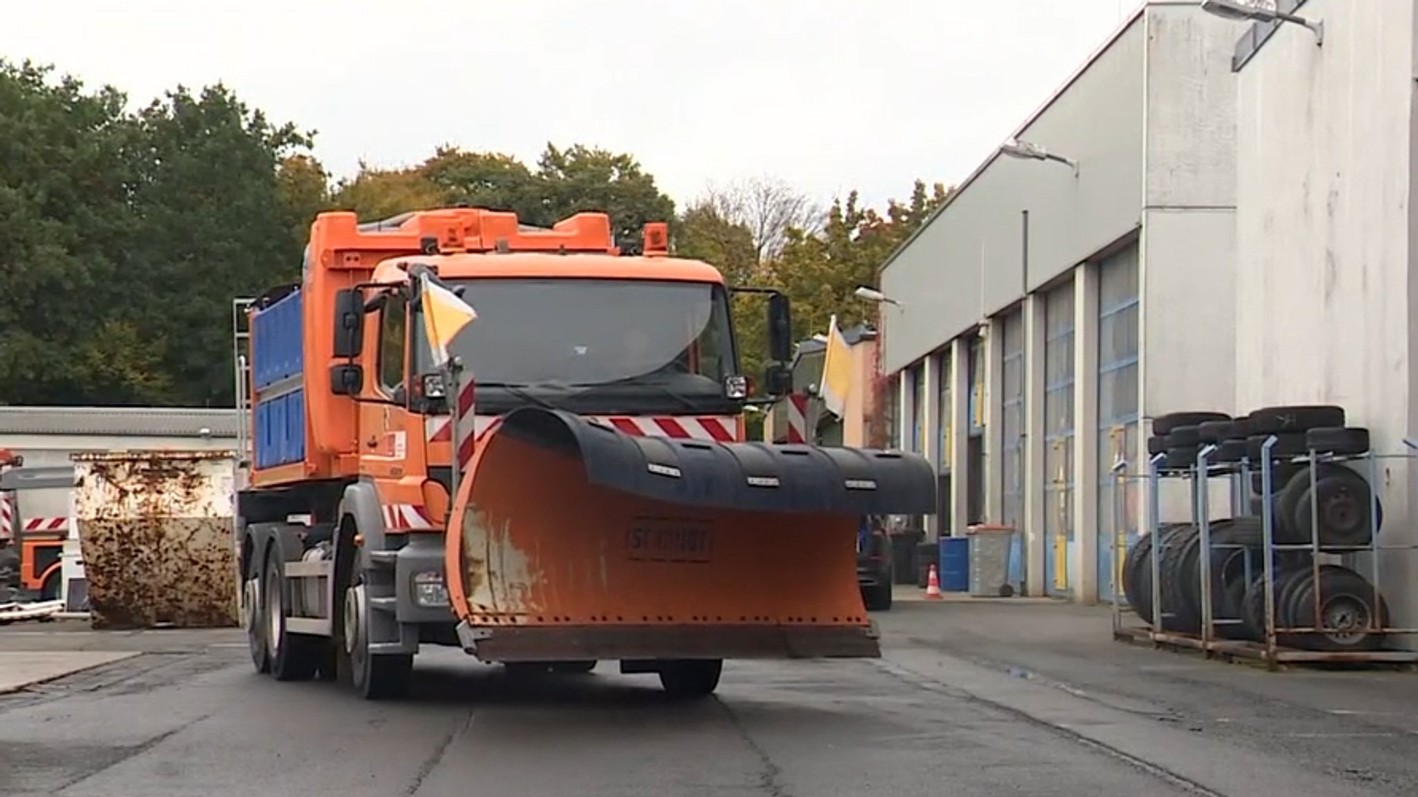 Ein Streufahrzeug auf einem Werkhof.