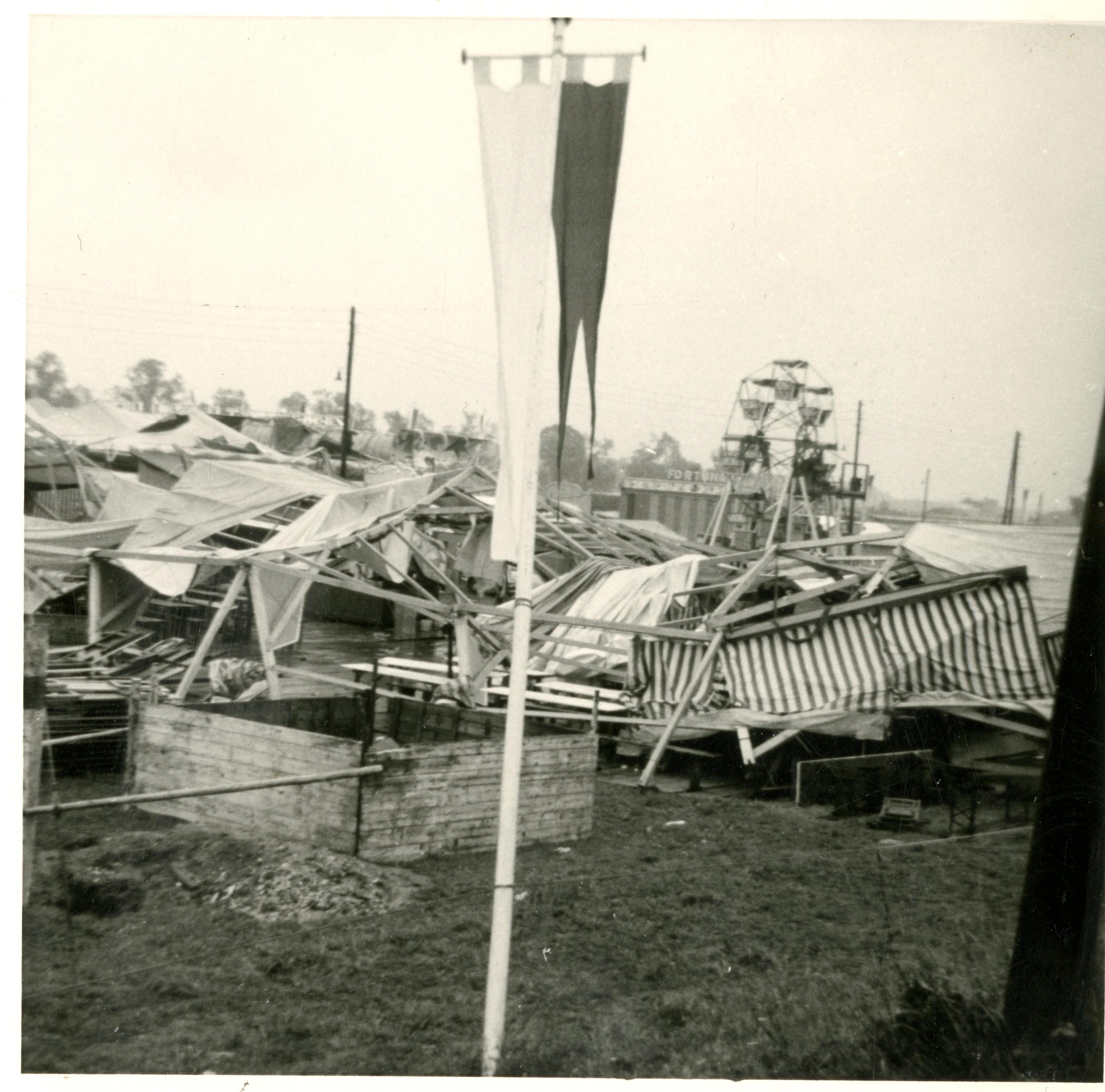 Blick auf vom Unwetter zerstörte Zelte, Aufnahme von 1964.