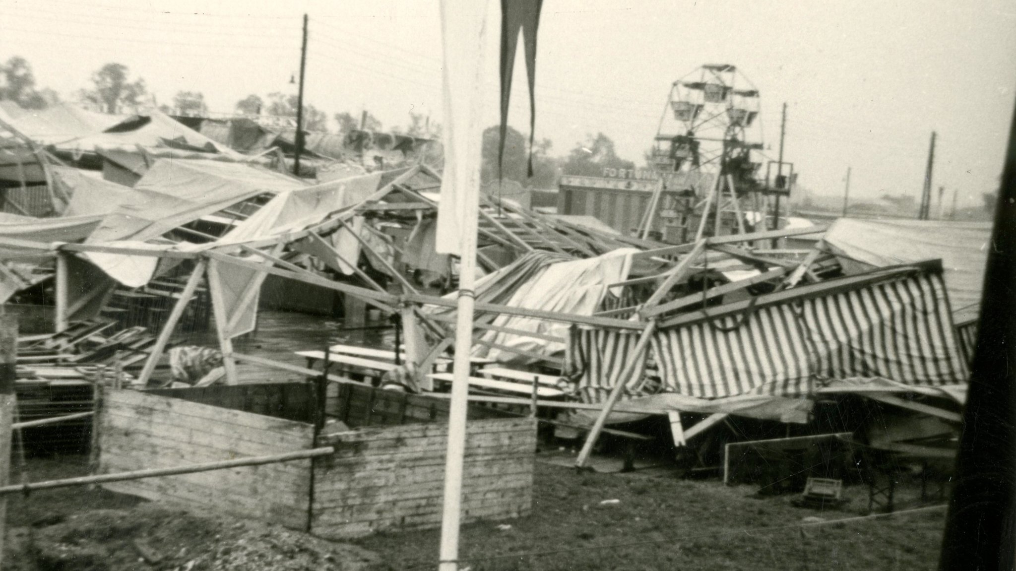 Blick auf vom Unwetter zerstörte Zelte, Aufnahme von 1964.