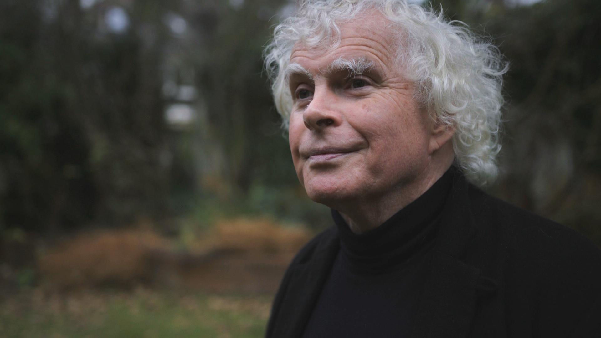 Ein älterer Mann mit grauen Locken 