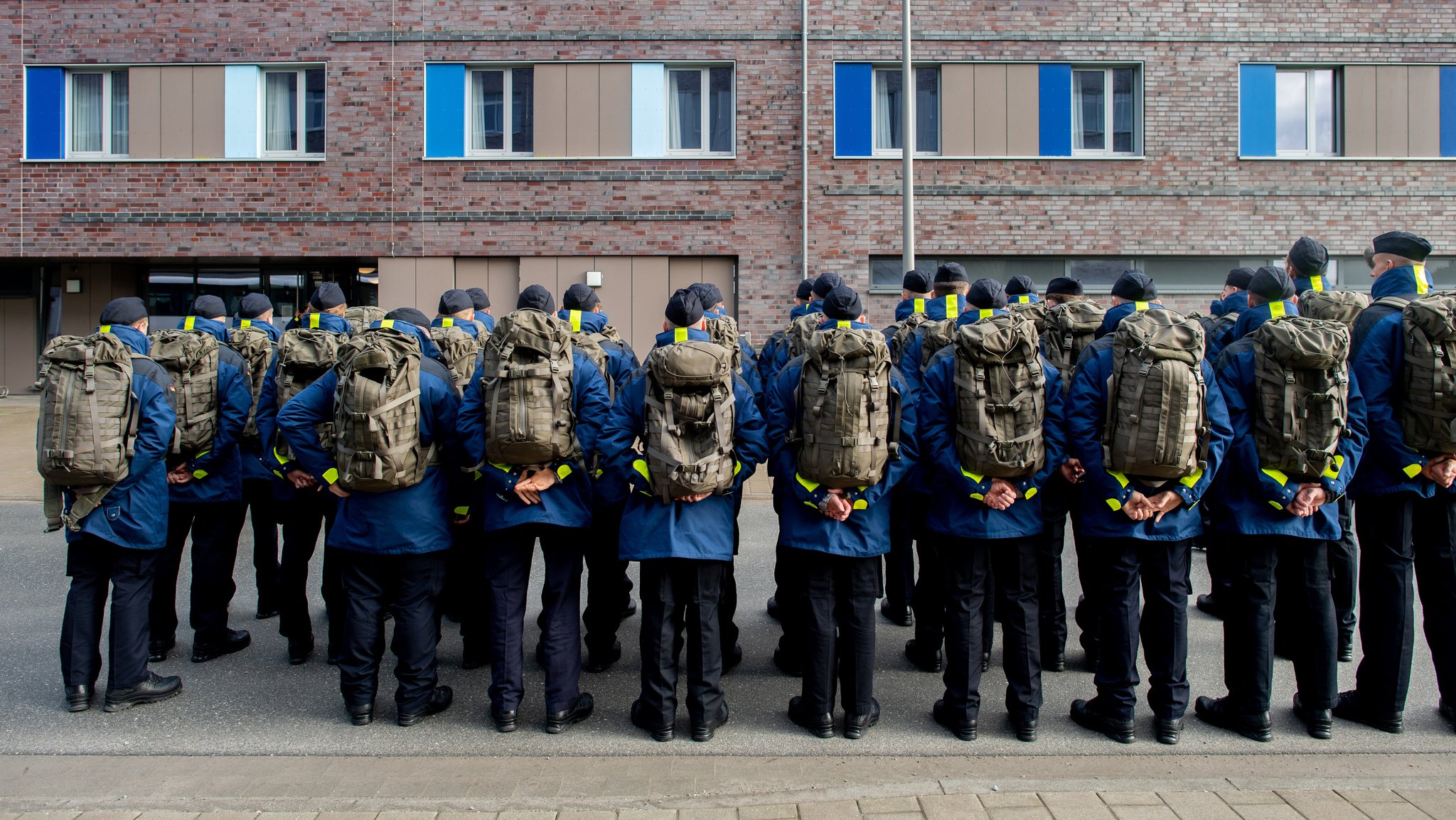 Rekruten vor einer Unterkunft im Marinestützpunkt. 