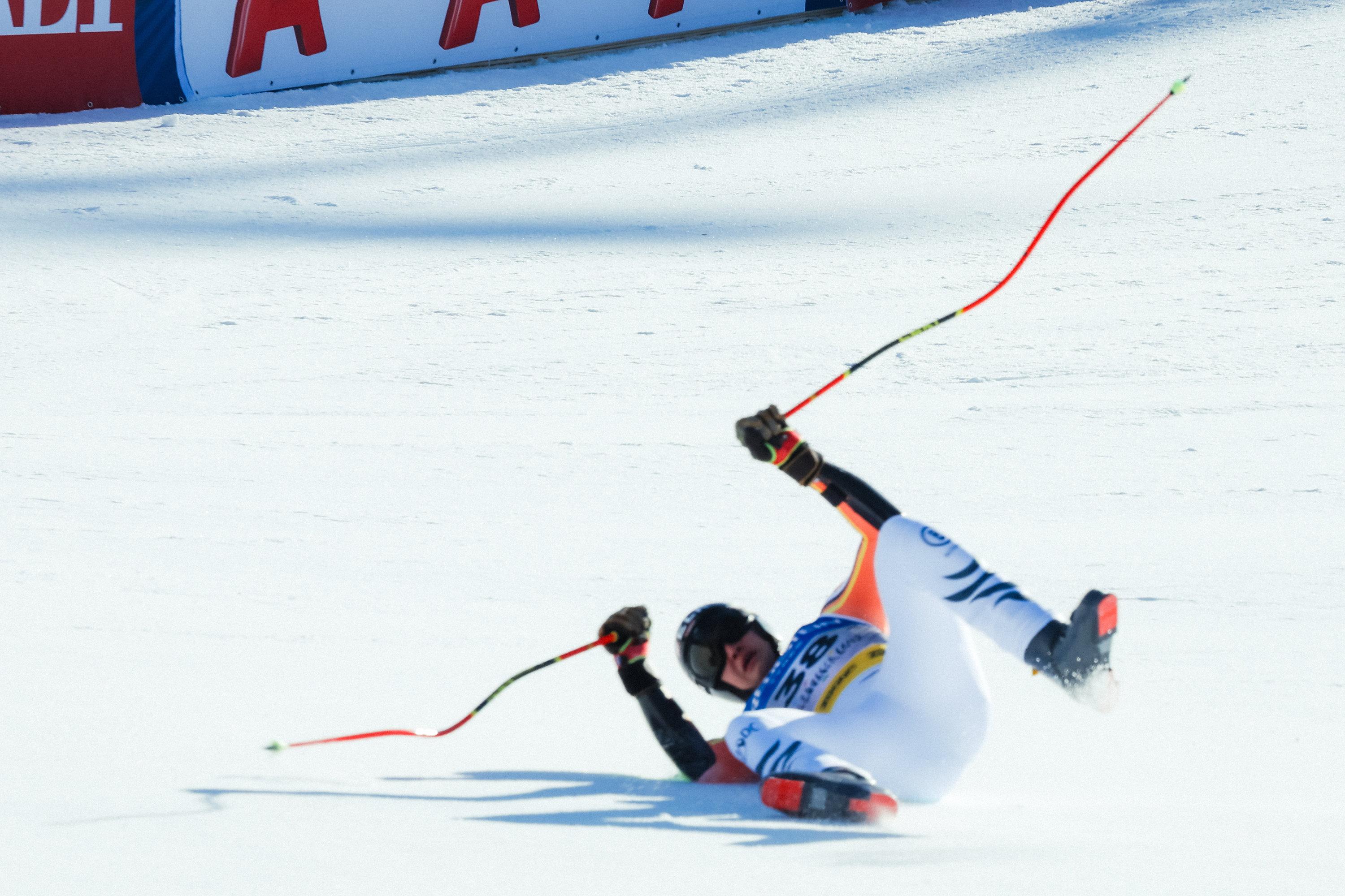 dpatopbilder - 07.02.2025, Österreich, Saalbach-Hinterglemm: Ski alpin: Weltmeisterschaft, Super G, Herren. Luis Vogt aus Deutschland rollt nach seinem Sturz in den Zielraum. Foto: Jens Büttner/dpa +++ dpa-Bildfunk +++