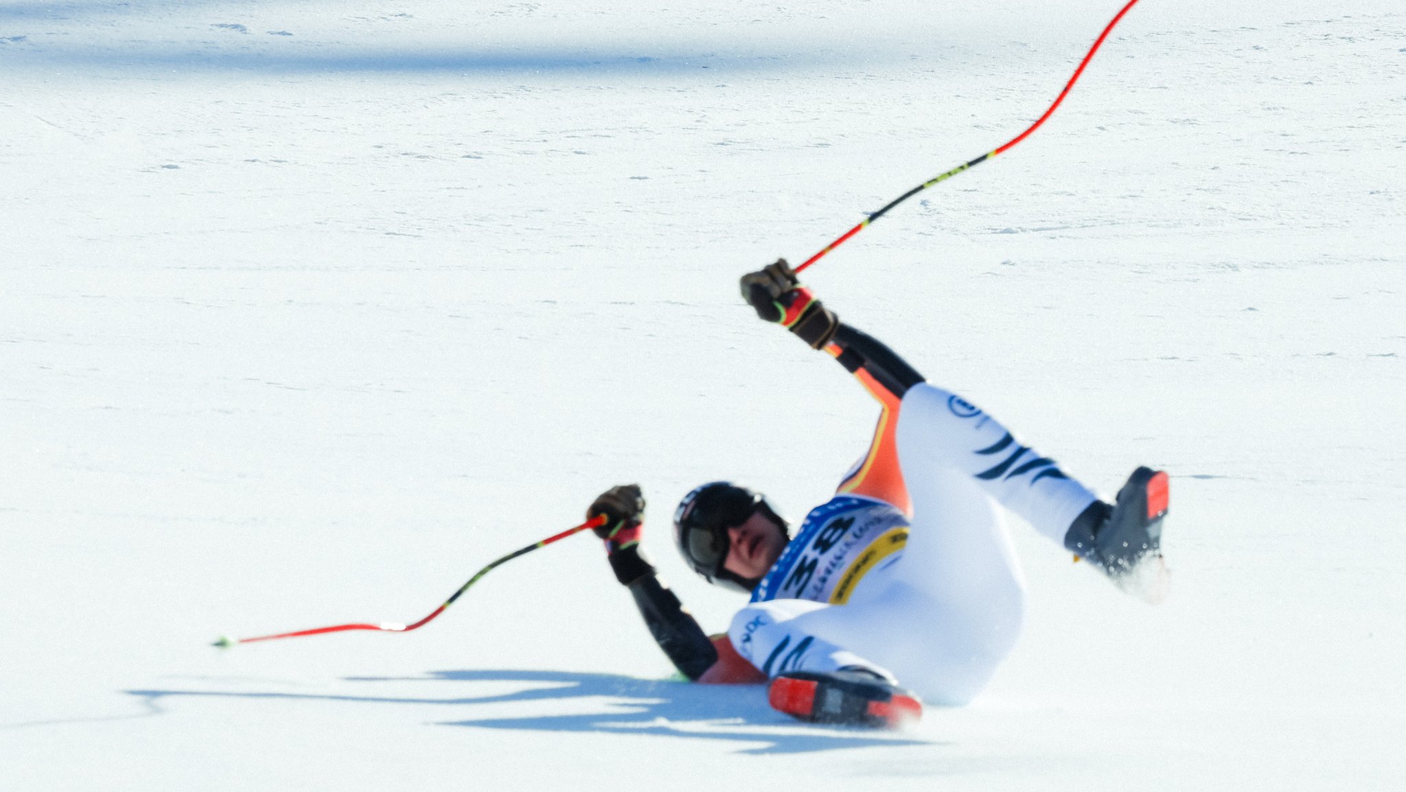 dpatopbilder - 07.02.2025, Österreich, Saalbach-Hinterglemm: Ski alpin: Weltmeisterschaft, Super G, Herren. Luis Vogt aus Deutschland rollt nach seinem Sturz in den Zielraum. Foto: Jens Büttner/dpa +++ dpa-Bildfunk +++