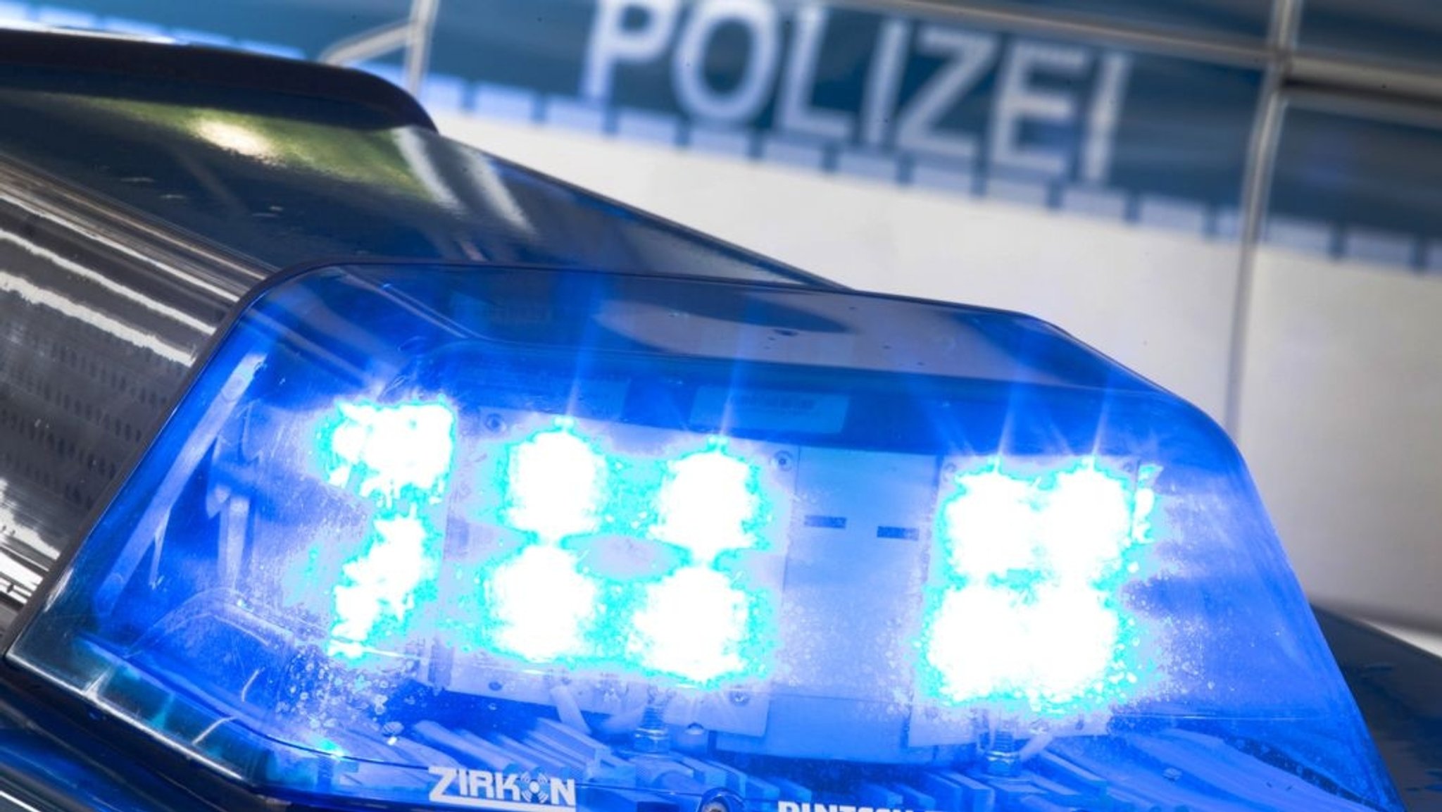 Polizei rückt mit mehreren Fahrzeugen an, weil Passanten in Dingolfing einen Mann mit Schusswaffe gemeldet hatten. (Symbolbild)