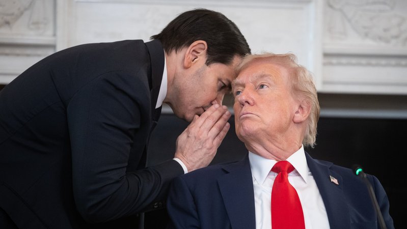 US-Außenminister Marco Rubio flüstert US-Präsident Donald Trump etwas ins Ohr. | Bild: picture alliance / Newscom | Francis Chung US-Außenminister Marco Rubio flüstert US-Präsident Donald Trump etwas ins Ohr.