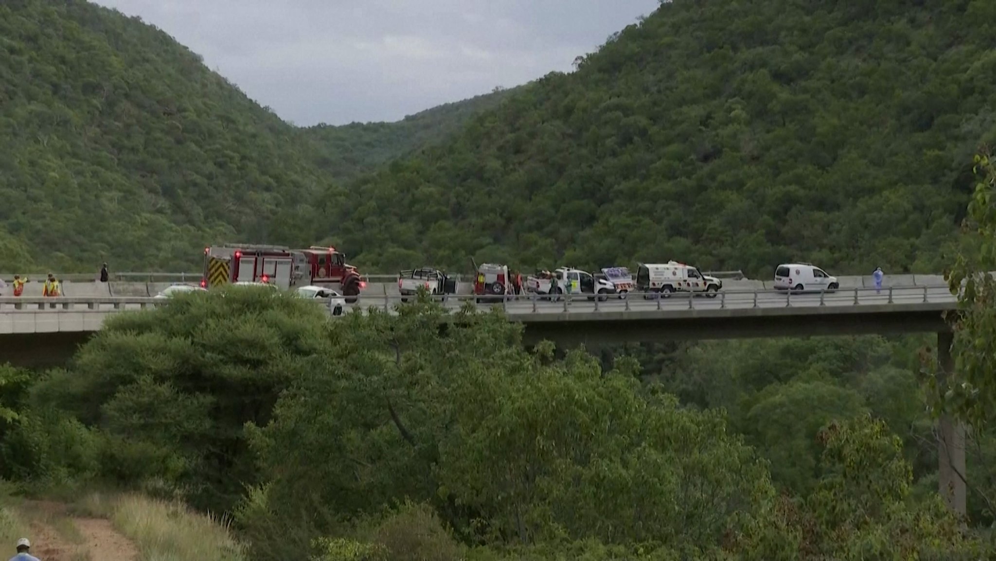 Einsatzkräfte bei Busunglück in Südafrika