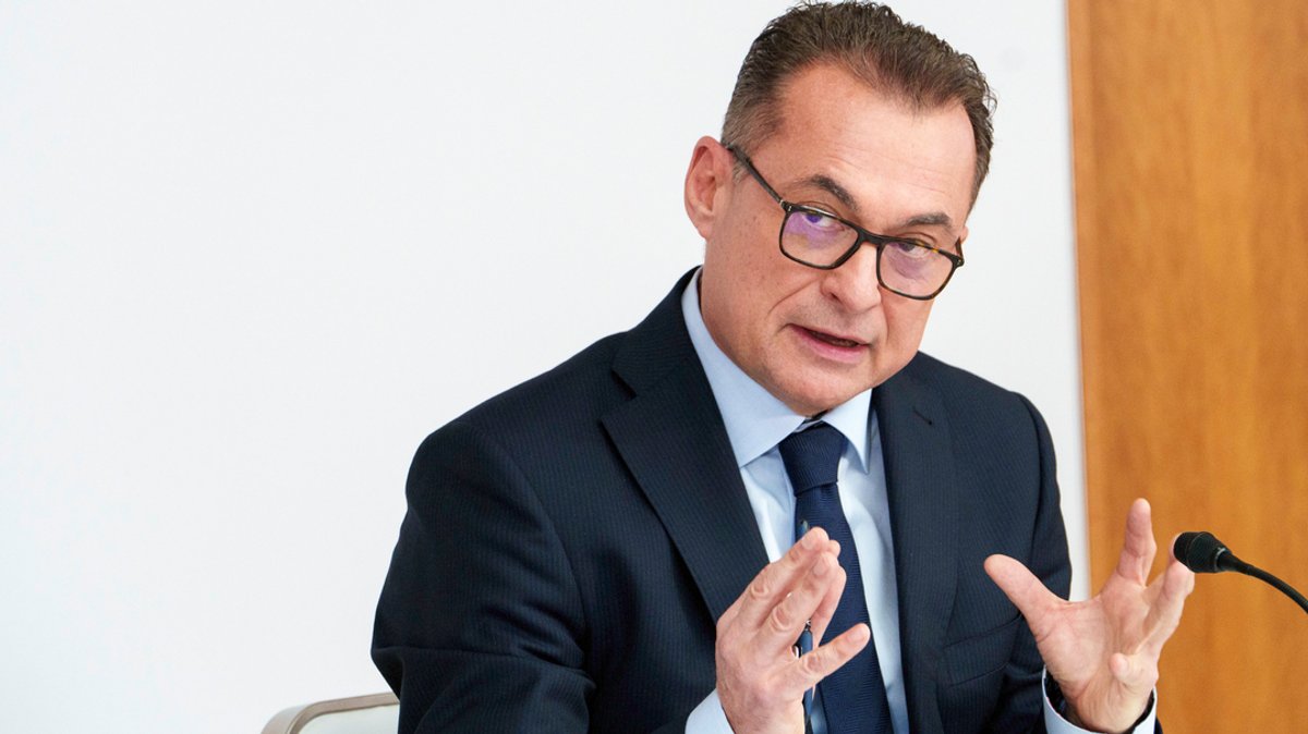 Joachim Nagel, Bundesbank-Präsident, stellt während einer Pressekonferenz der Deutschen Bundesbank den Geschäftsbericht für das Jahr 2023 vor.