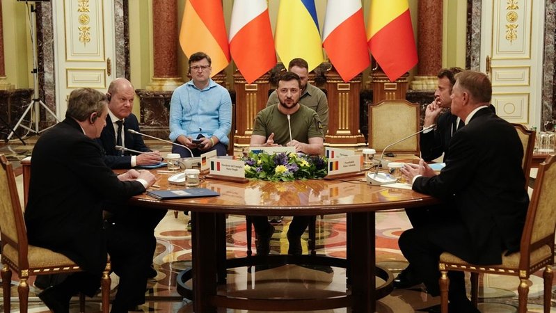 Wolodymyr Selenskyj (M), Präsident der Ukraine, spricht mit Mario Draghi (l), Ministerpräsident von Italien, Bundeskanzler Olaf Scholz (2.v.l., SPD), Emmanuel Macron (2.v.r.), Präsident von Frankreich, und Klaus Iohannis (r.), Präsident von Rumänien.