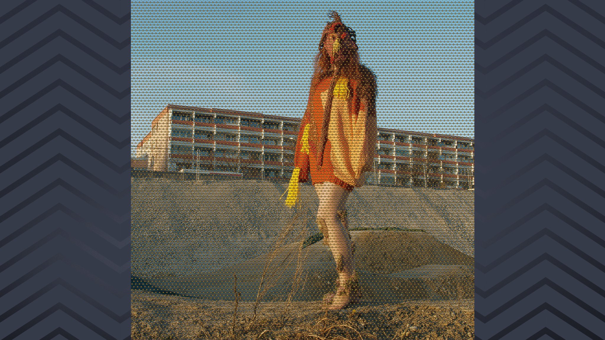 Steffi Müller in einem orange-gelbenen Outfit vor einer Baugrube, im Hintergrund ein Plattenbau-Wohnblock. Albumcover von "The Small and the Many" von beißpony