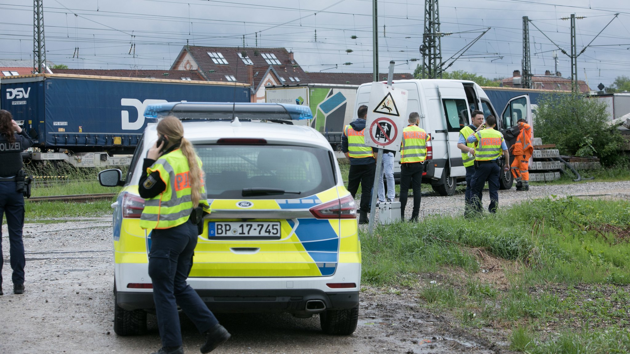 Polizisten am 24.05.22 in München-Trudering, wo das Mädchen wegen des Stromschlags starb.