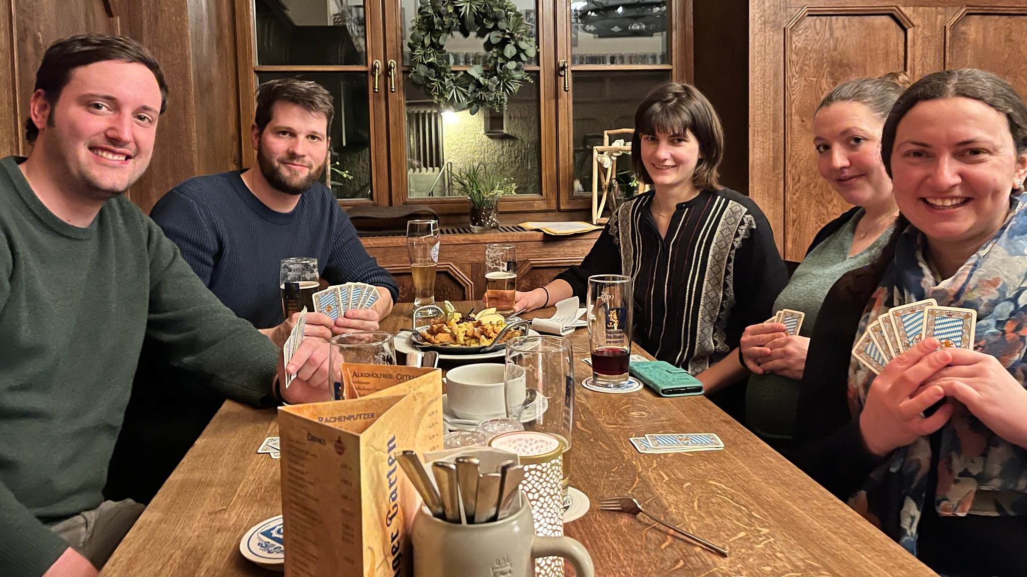 Caspar, Dominik, Tiphaine, Katharina und Elsa (v. li. nach r.) vom bayerisch-französischen Schafkopfstammtisch in München.