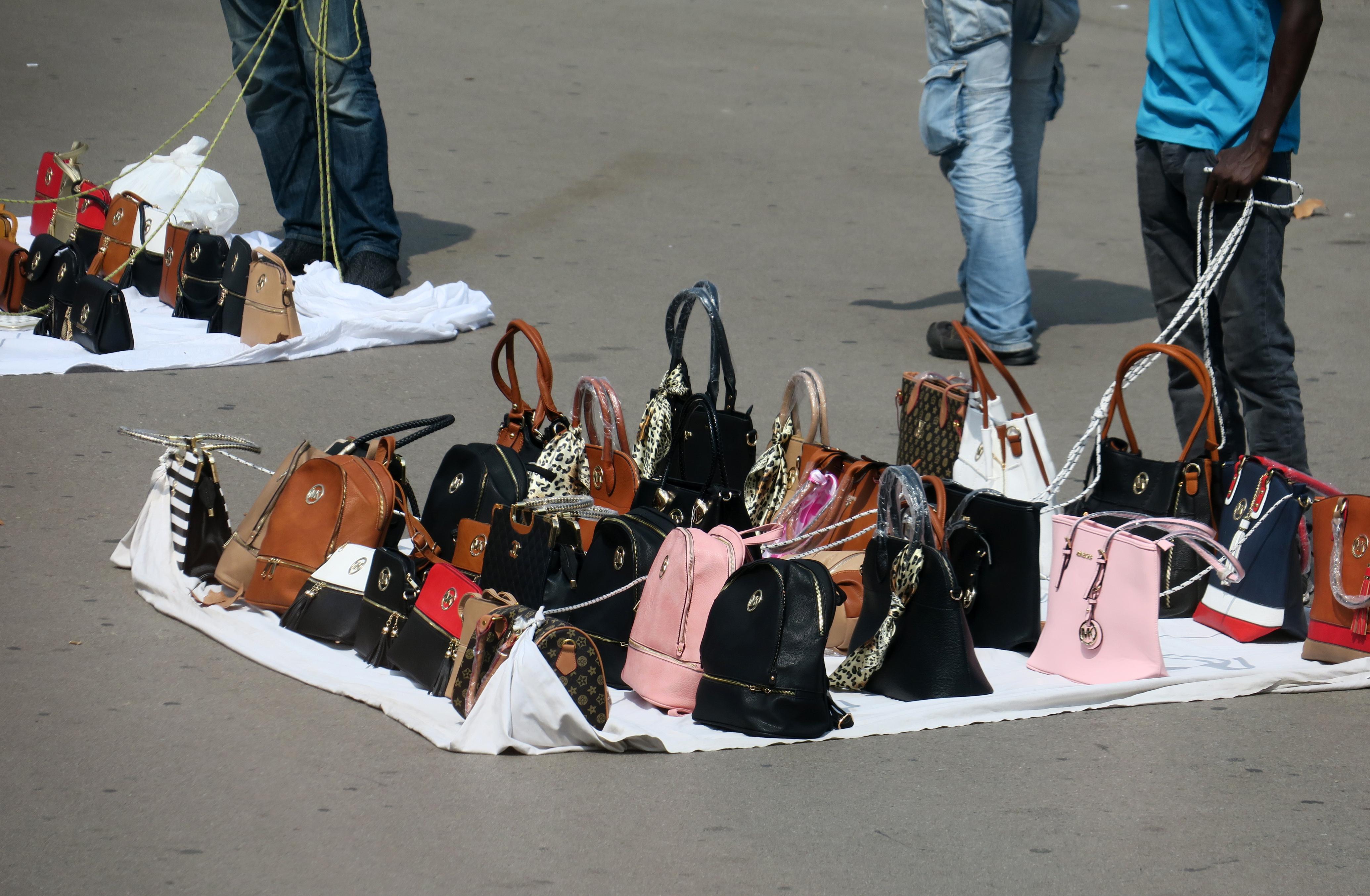 Shoppen und Souvenirs kaufen im Urlaub Was und wie viel darf ich mit nach Deutschland nehmen