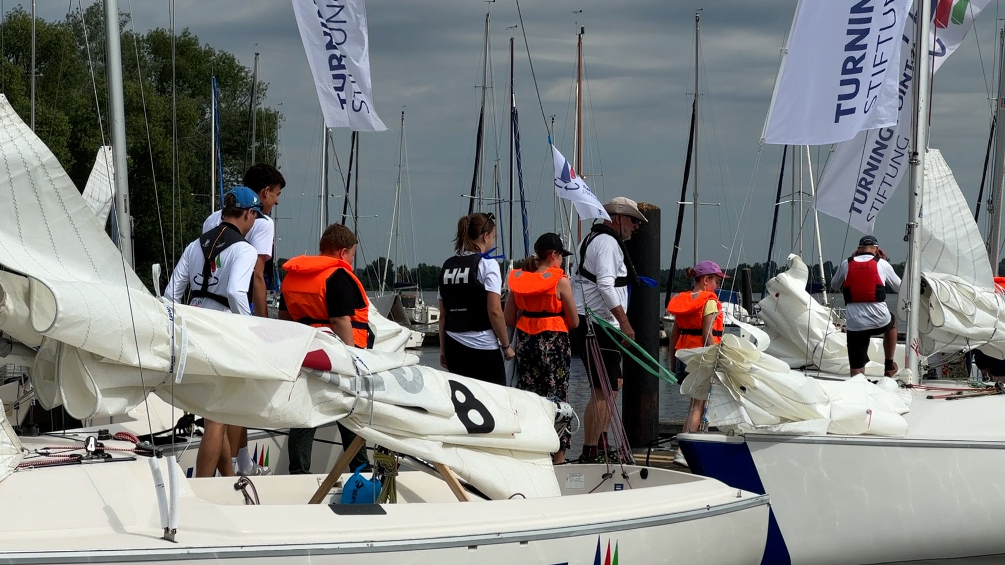 Kinder aus Förderschulen der Umgebung haben am Altmühlsee einen Tag lang das Segeln ausprobieren können. Sie sollen im Verein integriert werden.