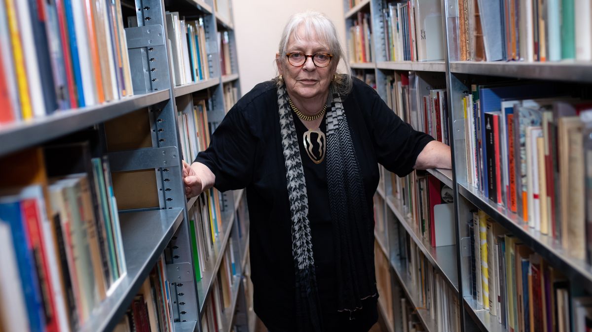 Ursula Haeusgen in ihrer Bibliothek