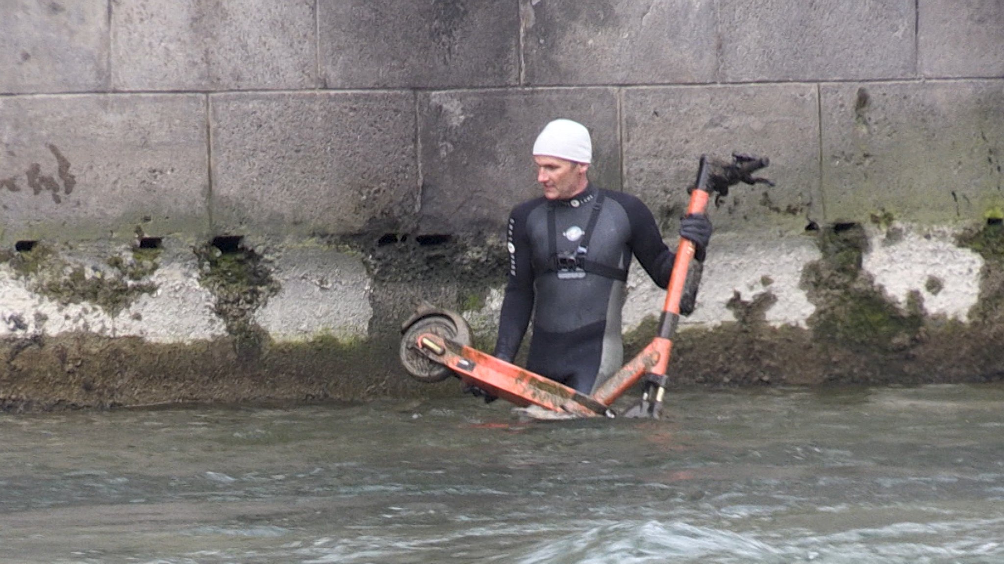 Isarfischer bergen E-Scooter aus der Isar