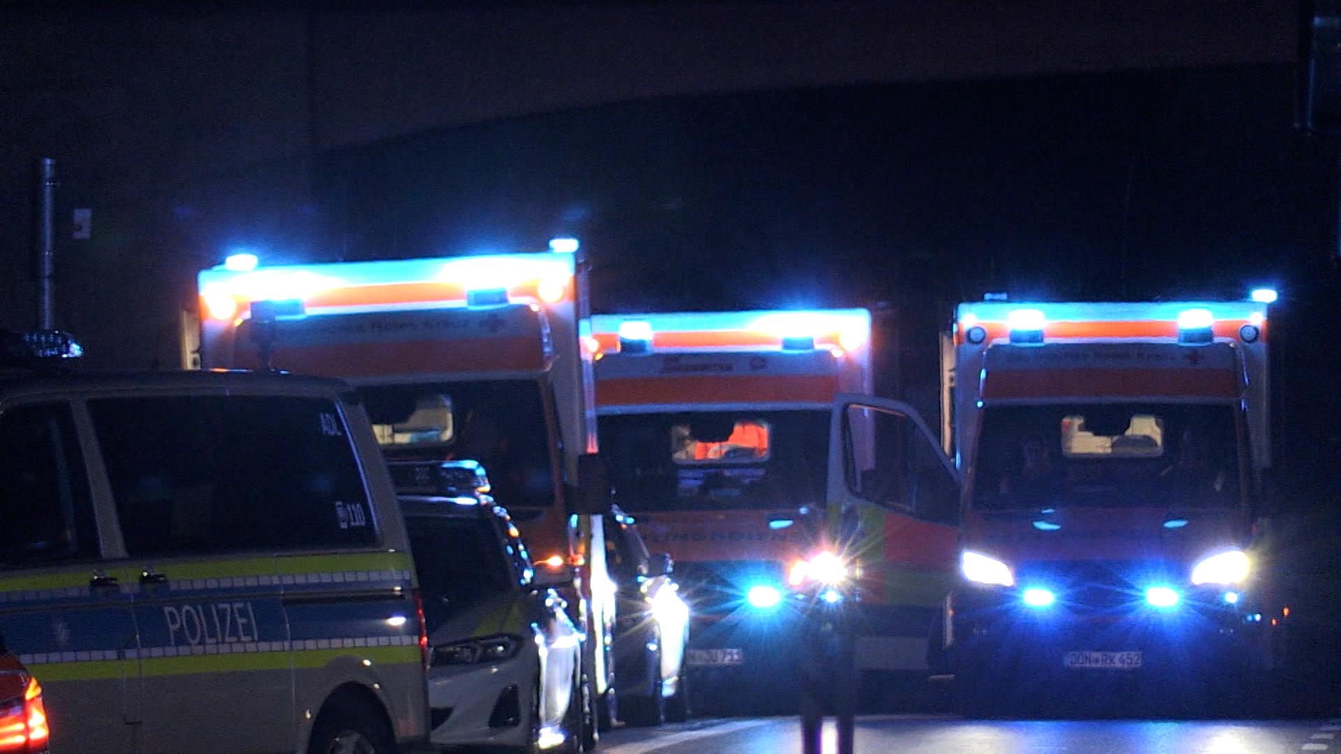 Polizei- und Rettungswagen stehen in einer Schlange