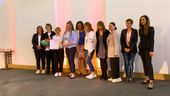 Das Team des erstplatzierten Projekts "Gehörlos, weiblich, neu" mit Landtagspräsidentin Ilse Aigner (5.v.l.) bei der Preisverleihung.  | Bild:BR