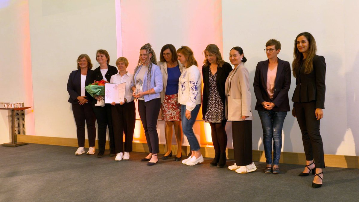 Das Team des erstplatzierten Projekts "Gehörlos, weiblich, neu" mit Landtagspräsidentin Ilse Aigner (5.v.l.) bei der Preisverleihung. 