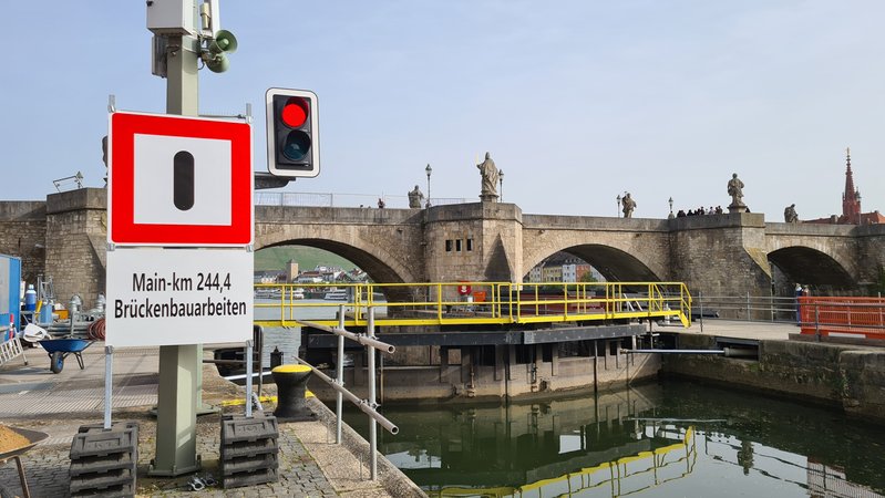 Wartungsarbeiten an Schleuse direkt neben der alten Mainbrücke in Würzburg