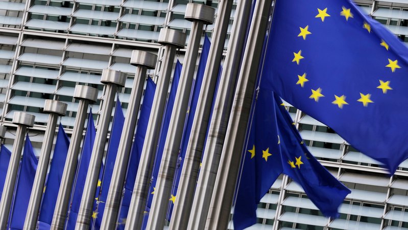 Flaggen vor dem Gebäude der EU-Kommission in Brüssel | Bild: dpa-Bildfunk/Virginia Mayo Flaggen vor dem Gebäude der EU-Kommission in Brüssel
