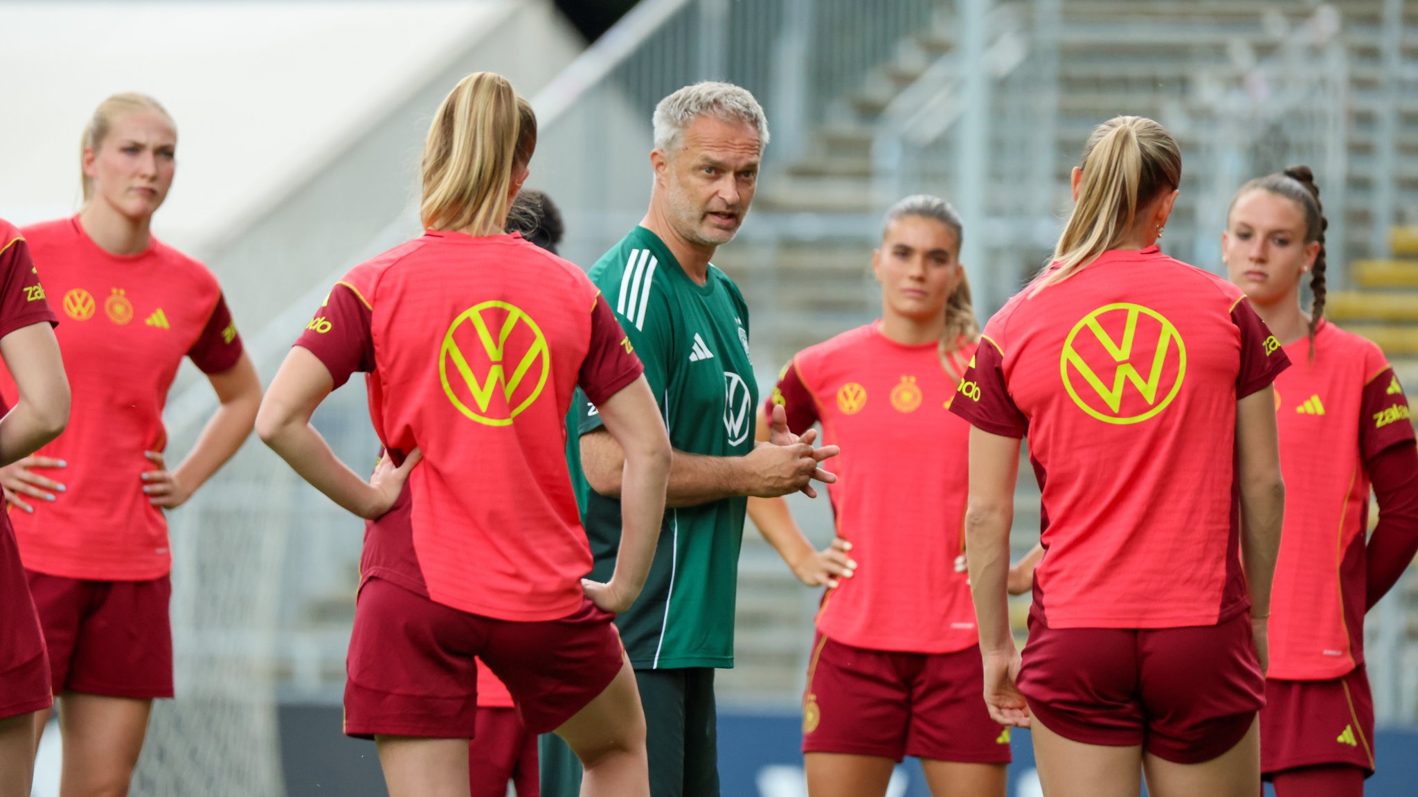Frauen-Bundestrainer Christian Wück und Nationalspielerinnen | Bild: picture alliance / HMB Media | Madeleine Fantini Frauen-Bundestrainer Christian Wück und Nationalspielerinnen