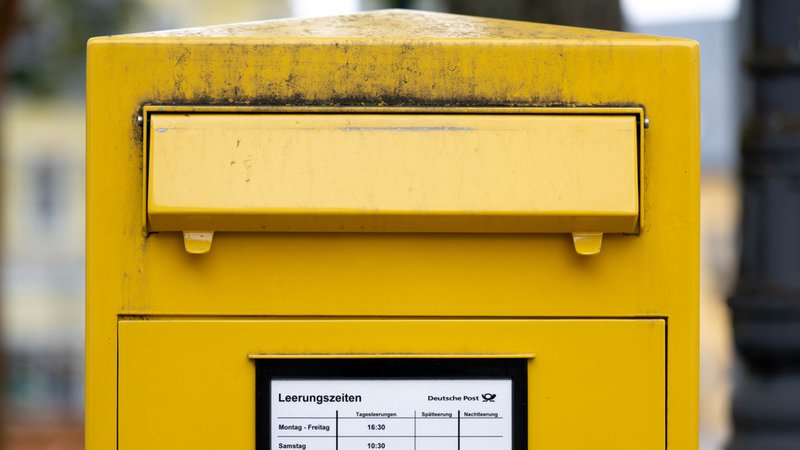 Ein Briefkasten der Deutschen Bundespost | Bild: dpa-Bildfunk/Hendrik Schmidt Ein Briefkasten der Deutschen Bundespost