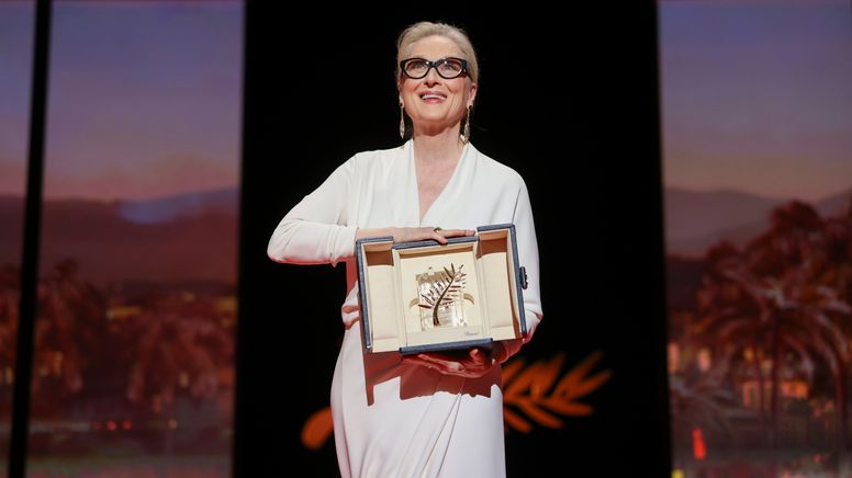 Meryl Streep, Schauspielerin und Oscarpreisträgerin aus den USA, erhält die Goldene Ehrenpalme bei der Eröffnung des 77. Filmfestivals von Cannes.  | Bild:dpa-Bildfunk/Vianney Le Caer