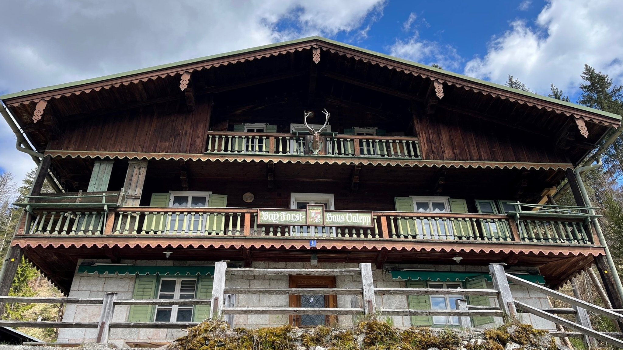 Forsthaus vor weiß-blauem Himmel