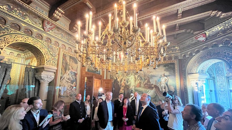 Bayerns Finanzminister Albert Füracker mit Mitarbeitern, Landrätin und Journalisten im restaurierten Wohnzimmer von Schloss Neuschwanstein. | Bild: BR / Johannes Hofmann Bayerns Finanzminister Albert Füracker mit Mitarbeitern, Landrätin und Journalisten im restaurierten Wohnzimmer von Schloss Neuschwanstein.