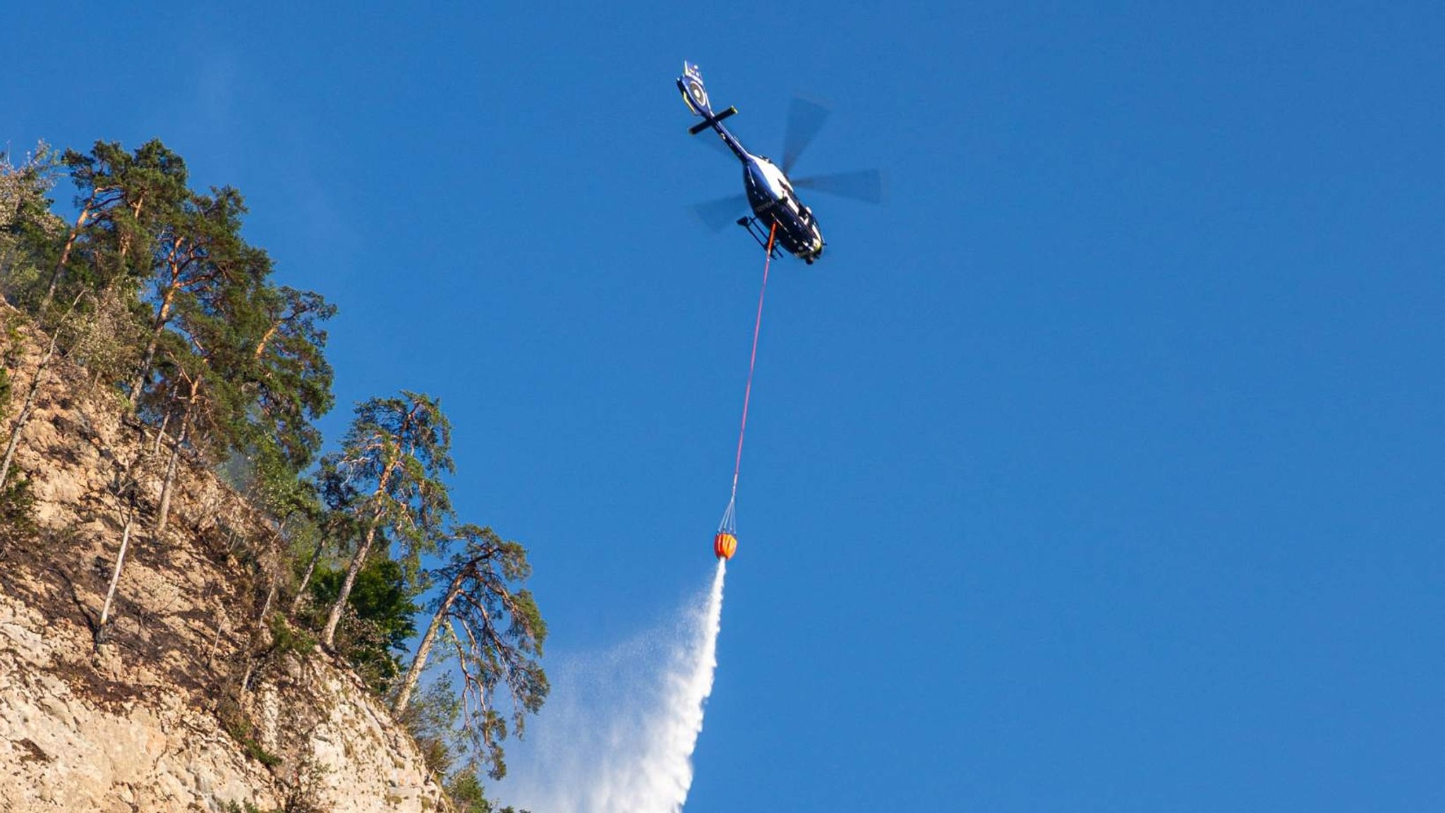 Löschhubschrauber im Einsatz | Bild: Landratsamt Traunstein Löschhubschrauber im Einsatz