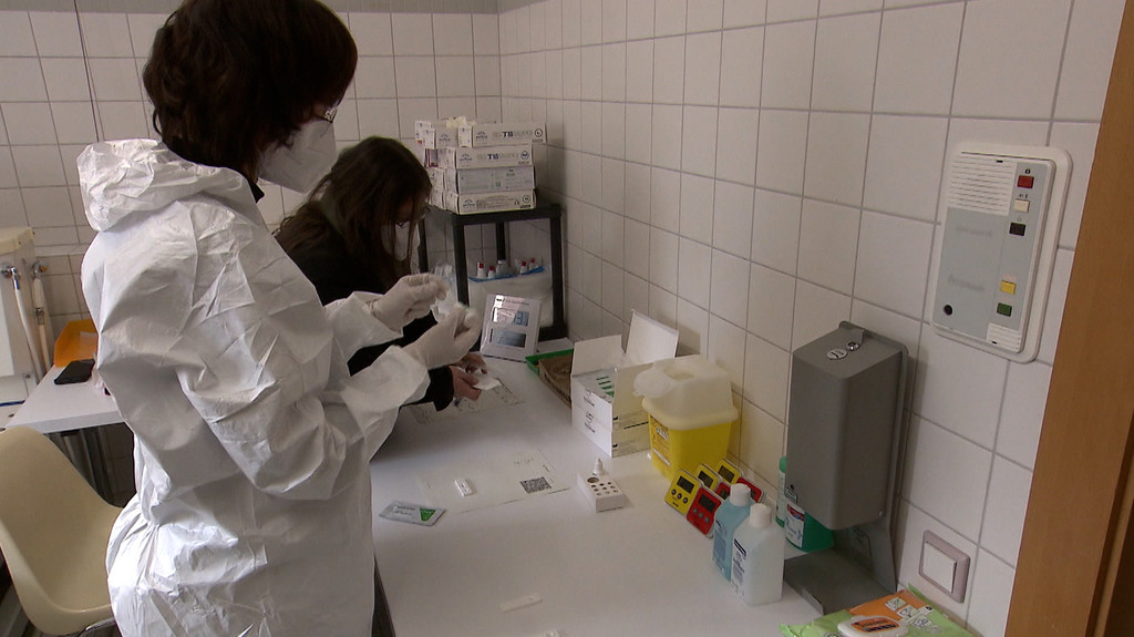 Mitarbeiterinnen in einem Testzentrum | Bild: BR Fernsehen Mitarbeiterinnen in einem Testzentrum