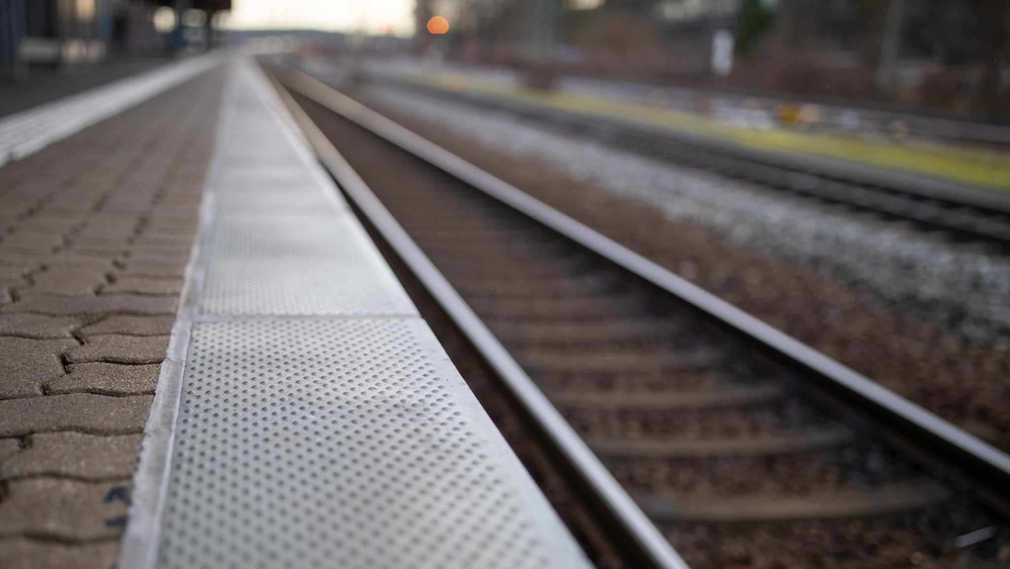 Ein Bahnsteig in Nahaufnahme