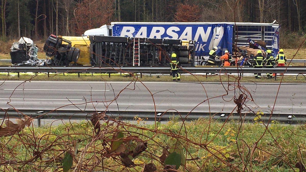 a8 munchen salzburg nach unfall in beide richtungen gesperrt br24