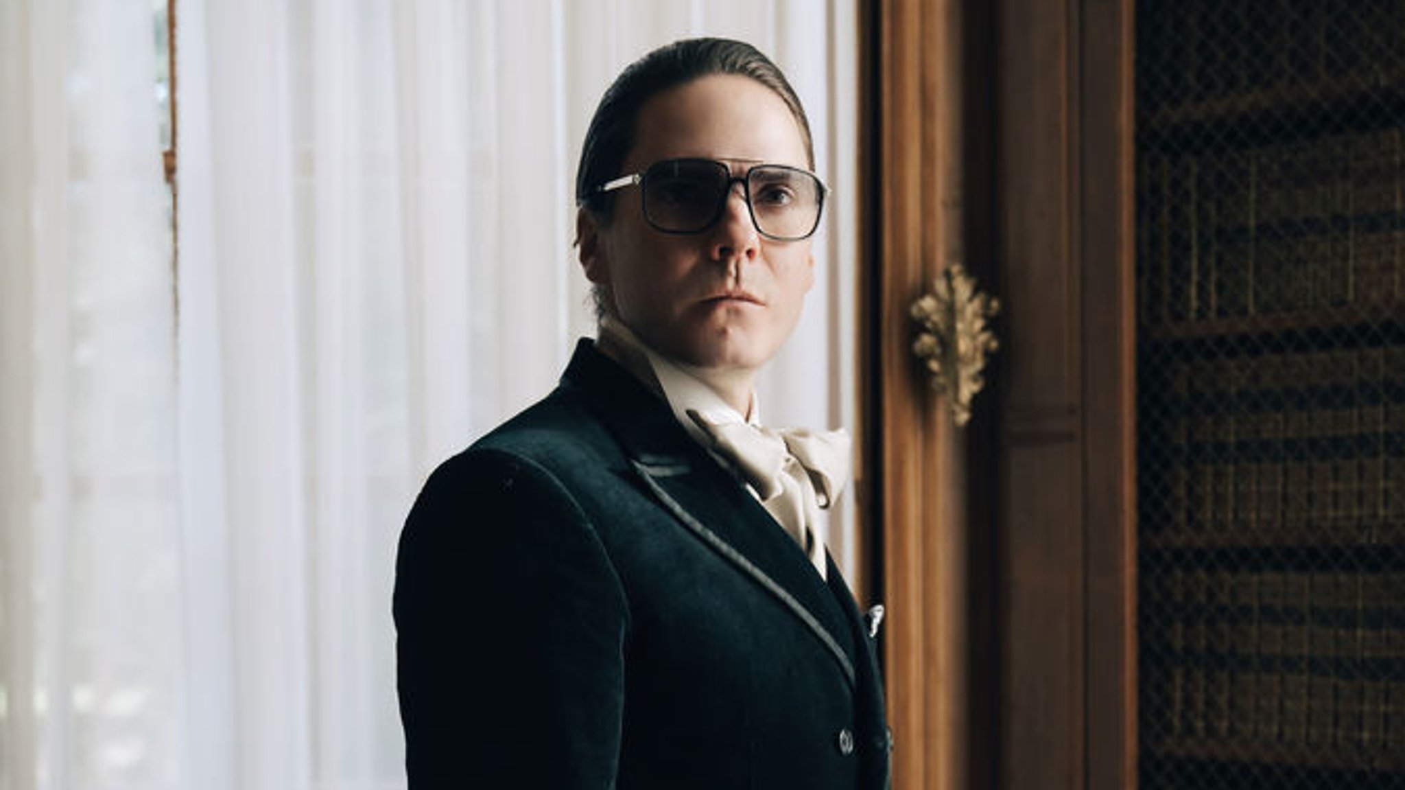 Daniel Brühl als Modeschöpfer Karl in einer Szene der Serie "Becoming Karl Lagerfeld"