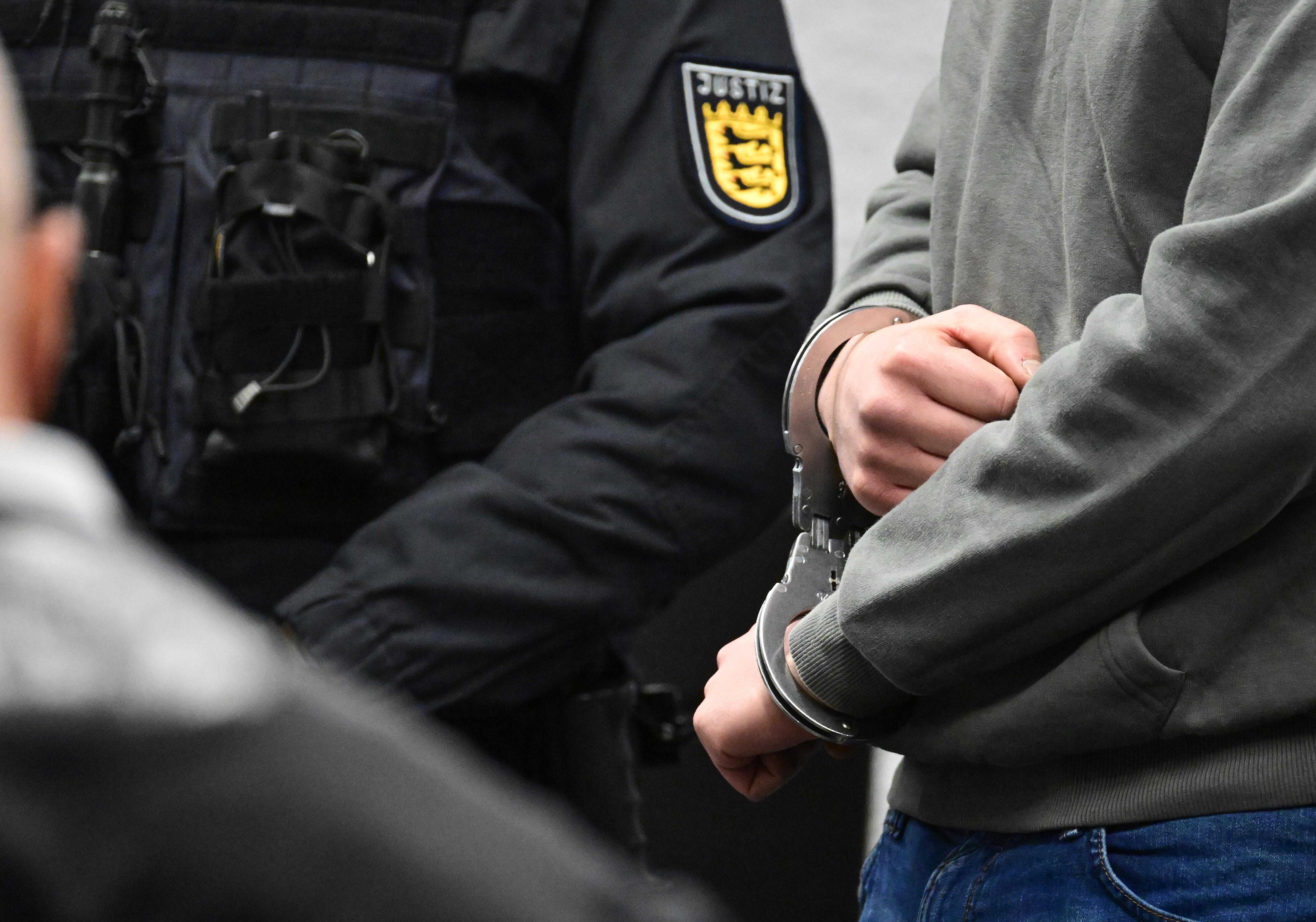 Der Hauptangeklagte steht vor dem Beginn eines Prozesses nach einem tödlichen Autorennen im Gerichtssaal. Die zur Tatzeit 25, 32 und 34 Jahre alten Angeklagten sollen sich am 20. März 2025 in Ludwigsburg zu einem illegalen "Beschleunigungsrennen" verabredet haben. Die Angeklagten seien letztlich in hochmotorisierten Limousinen mit hoher Geschwindigkeit gefahren und mit einem Kleinwagen kollidiert, in dem zwei 22 bzw. 23 Jahre alten Frauen saßen. Beide Frauen starben noch am Unfallort.