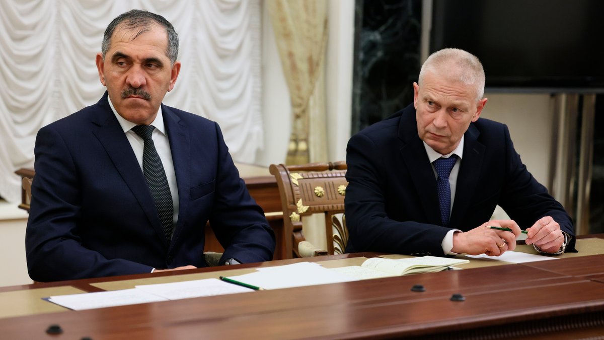 Die beiden Militärs sitzen am Tisch im Kreml