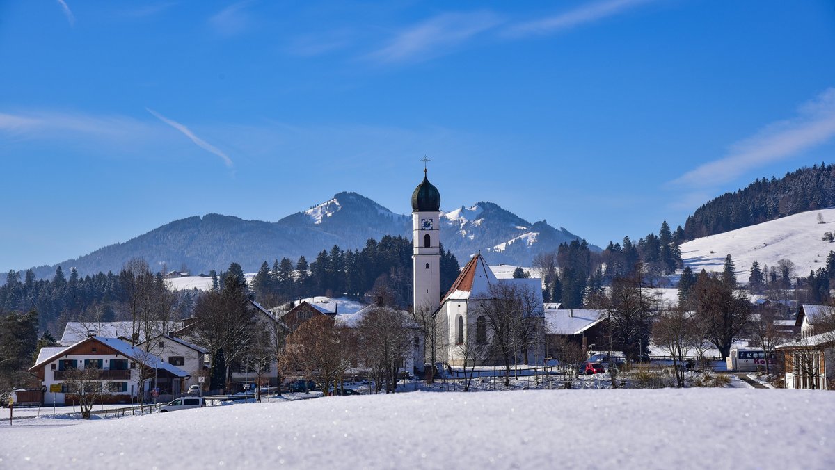 Wallfahrtskirche Maria Hilf in Speiden im Ostallgäu, im Hintergrund der Edelsberg und die Alpspitz