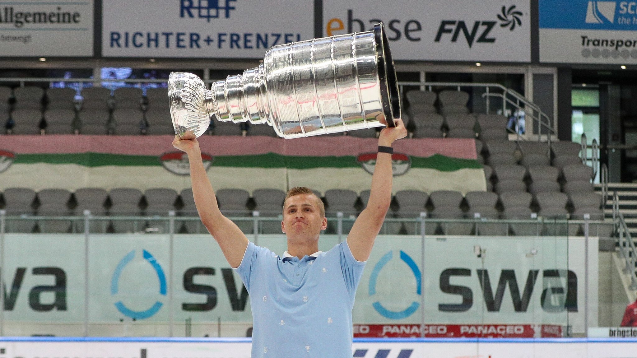 Nico Sturm steht bei der Praesentation der Trophäe auf der Eisfläche des Curt-Frenzel-Stadions. 