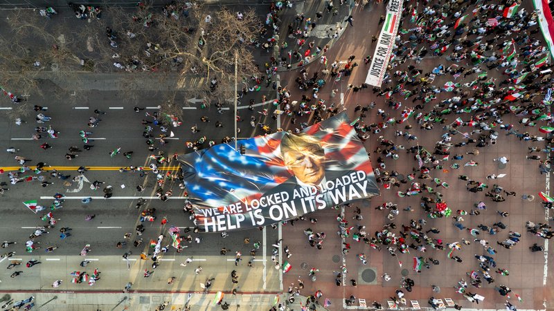 Plakat mit Trump-Konterfei bei Iran-Demo in Los Angeles