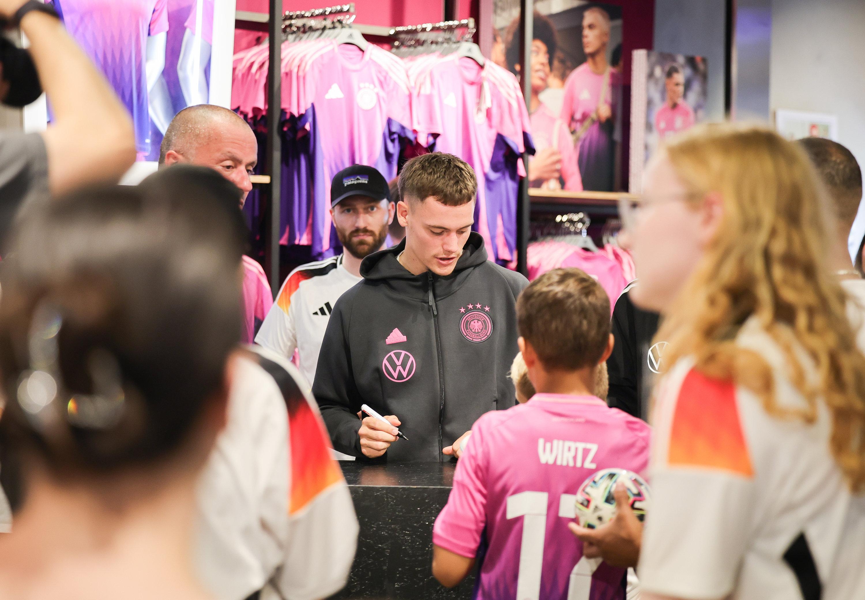 Deutschlands Florian Wirtz (M) gibt bei einer offiziellen Autogrammstunde von Adidas Autogramme.