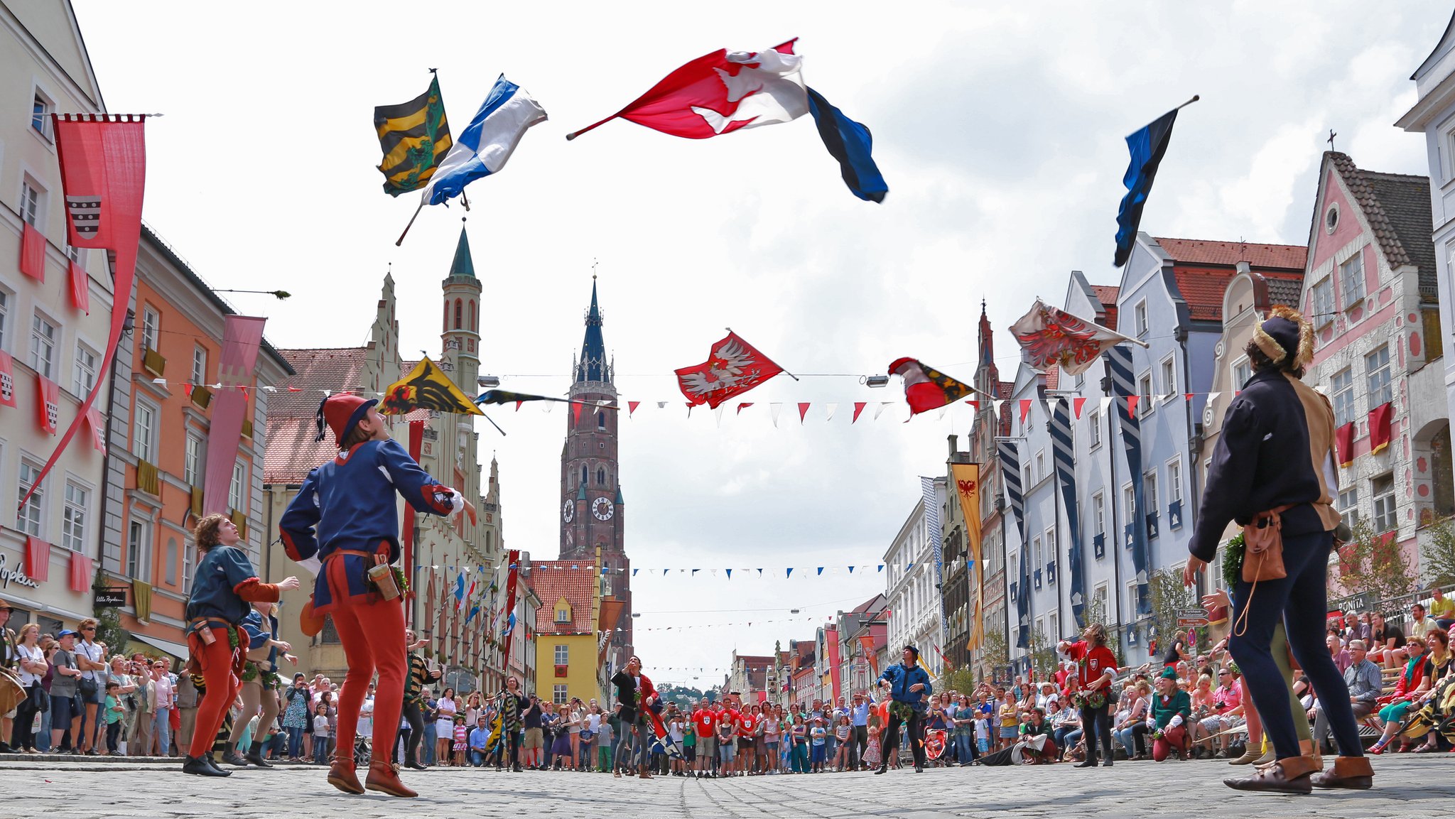 Die Fahnenwerfer in der Altstadt - im Hintergrund ist die Stiftsbasilika St. Martin zu sehen