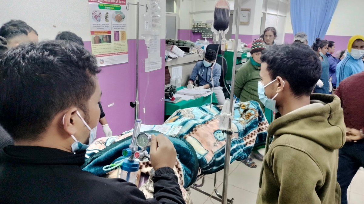 Nach dem schweren Erdbeben in Nepal werden Verletzte im Humedica-Partnerkrankenhaus in Rukum behandelt. 