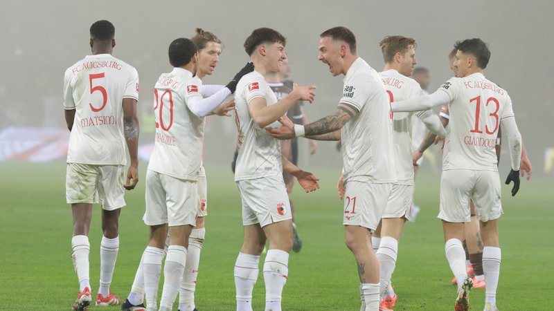 FCA-Profis freuen sich über einen Punkt am Millerntor | Bild: picture-alliance/dpa FCA-Profis freuen sich über einen Punkt am Millerntor