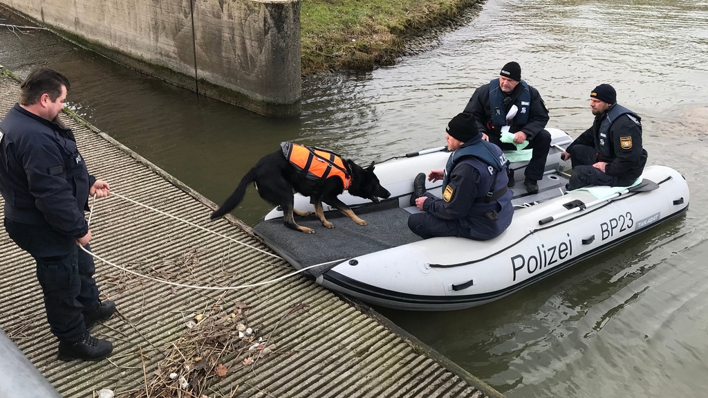 Polizeitaucher und Spürhund auf der Suche nach der Vermissten am Nürnberger Hafen