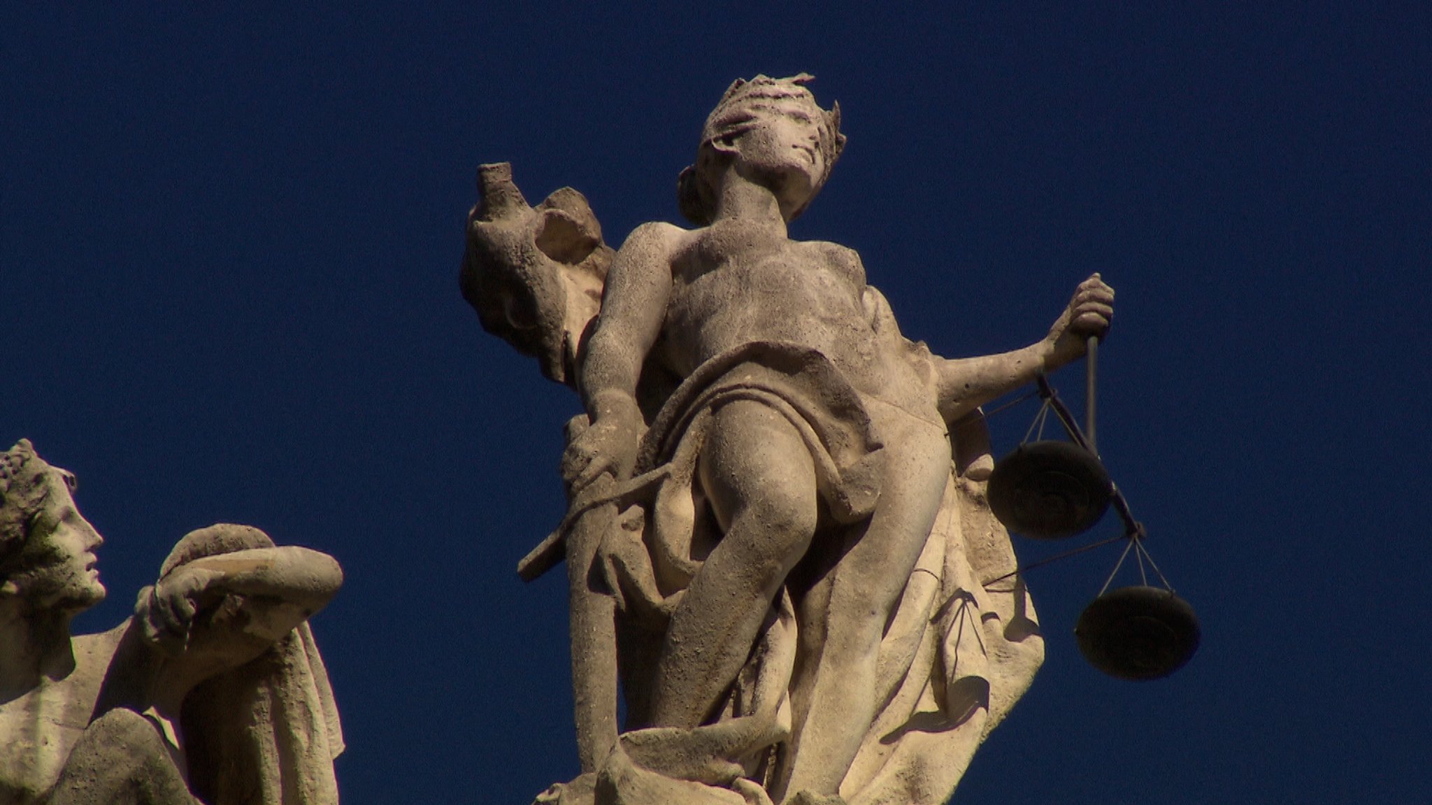 Seit Jahren streiten Staatsregierung und Opposition über das Polizeiaufgabengesetz. Jetzt ist der Streit vor dem Verfassungsgerichtshof gelandet.