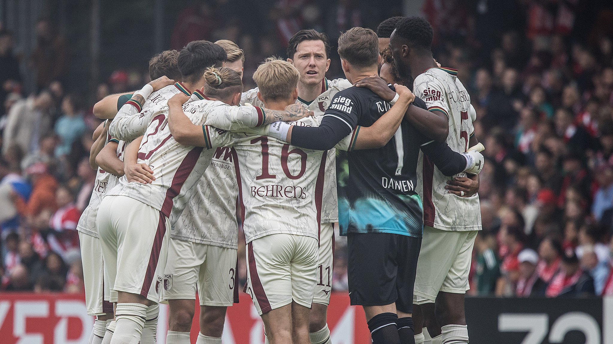 An Baums Geburtstag: Augsburg gegen eine Wand aus Euphorie