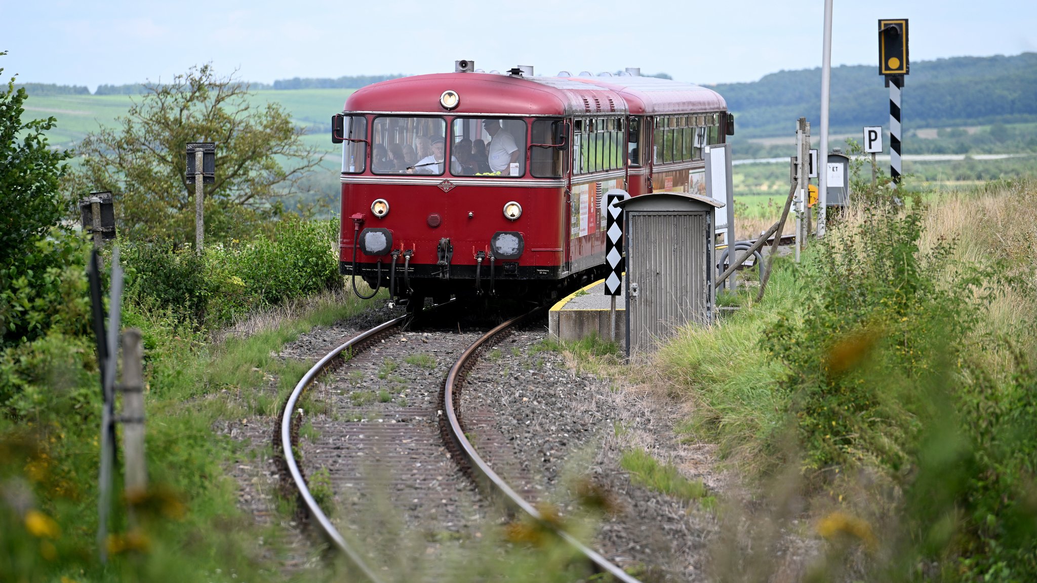 Die rote Mainschleifenbahn bei der Fahrt.