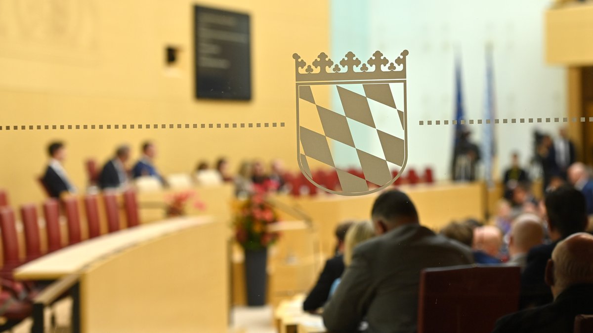 Wappen des Bayerischen Landtags an einer Glastüre zum Plenum.