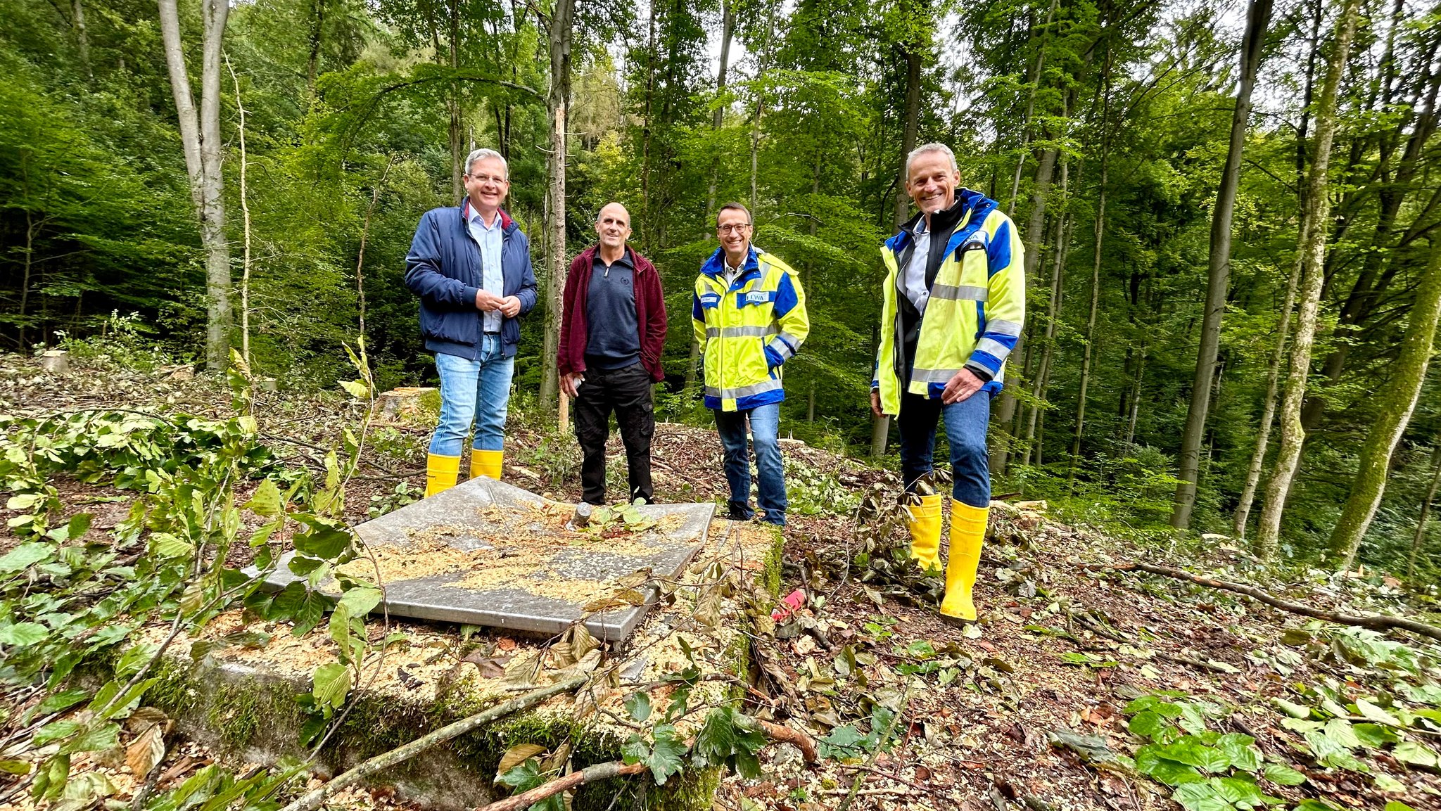 Ortstermin an einer alten Quelle am Hansgörgl: Die Stadt Hersbruck will sie für eine nachhaltige Wasserversorgung reaktivieren.