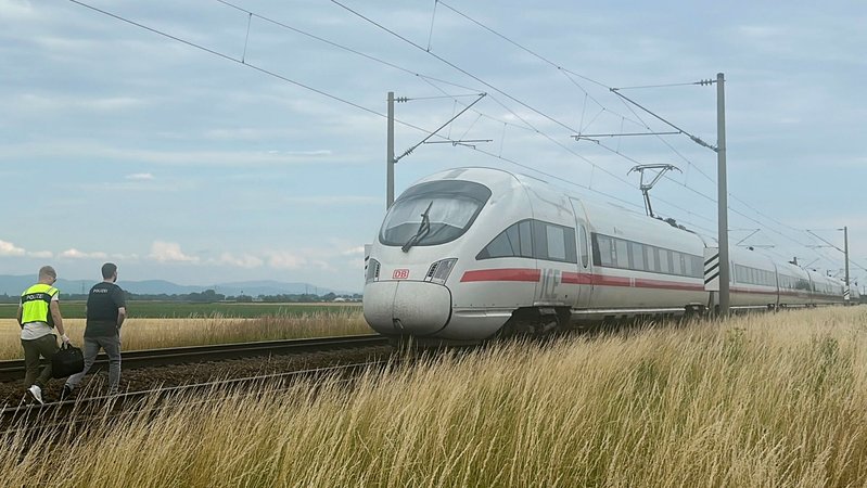 Polizeibeamte gehen zu dem ICE, in dem ein Mann in Niederbayern mehrere Passagiere angegriffen hat. | Bild: picture alliance/dpa|Ute Wessels Polizeibeamte gehen zu dem ICE, in dem ein Mann in Niederbayern mehrere Passagiere angegriffen hat.